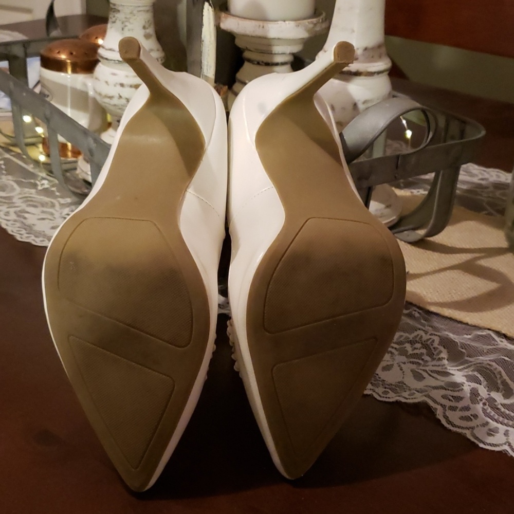 Adorable White pumps - Picture 4 of 8